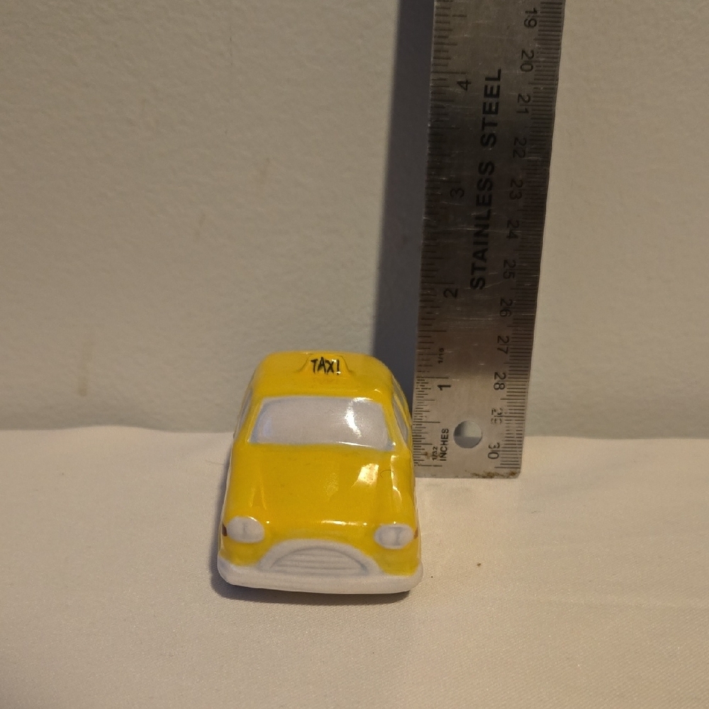 Salt Shaker Yellow and White Cooking Utensils Set for Kitchen - Picture 5 of 7